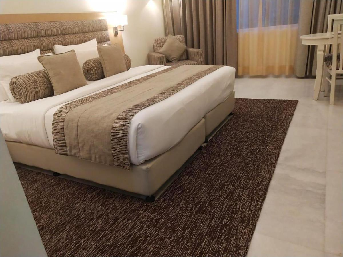 Best Western Resort Country Club Ґурґаон Екстер'єр фото