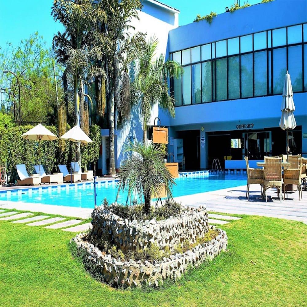Best Western Resort Country Club Ґурґаон Екстер'єр фото