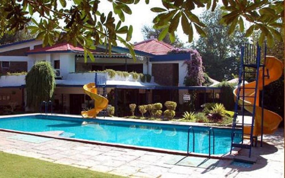 Best Western Resort Country Club Ґурґаон Екстер'єр фото