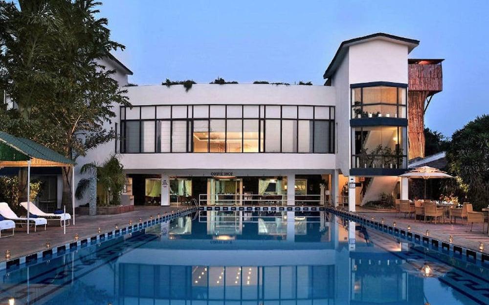 Best Western Resort Country Club Ґурґаон Екстер'єр фото