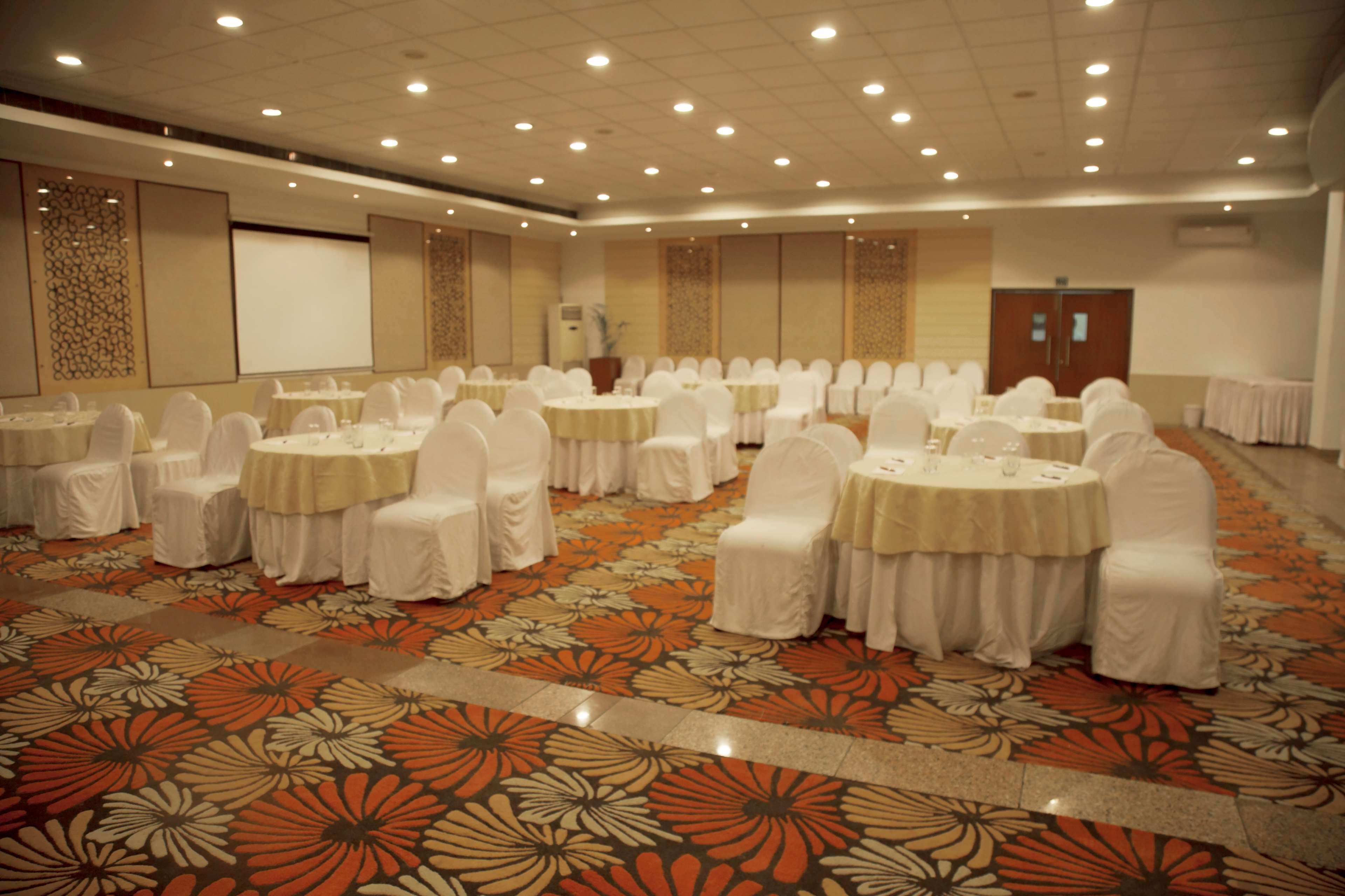 Best Western Resort Country Club Ґурґаон Екстер'єр фото