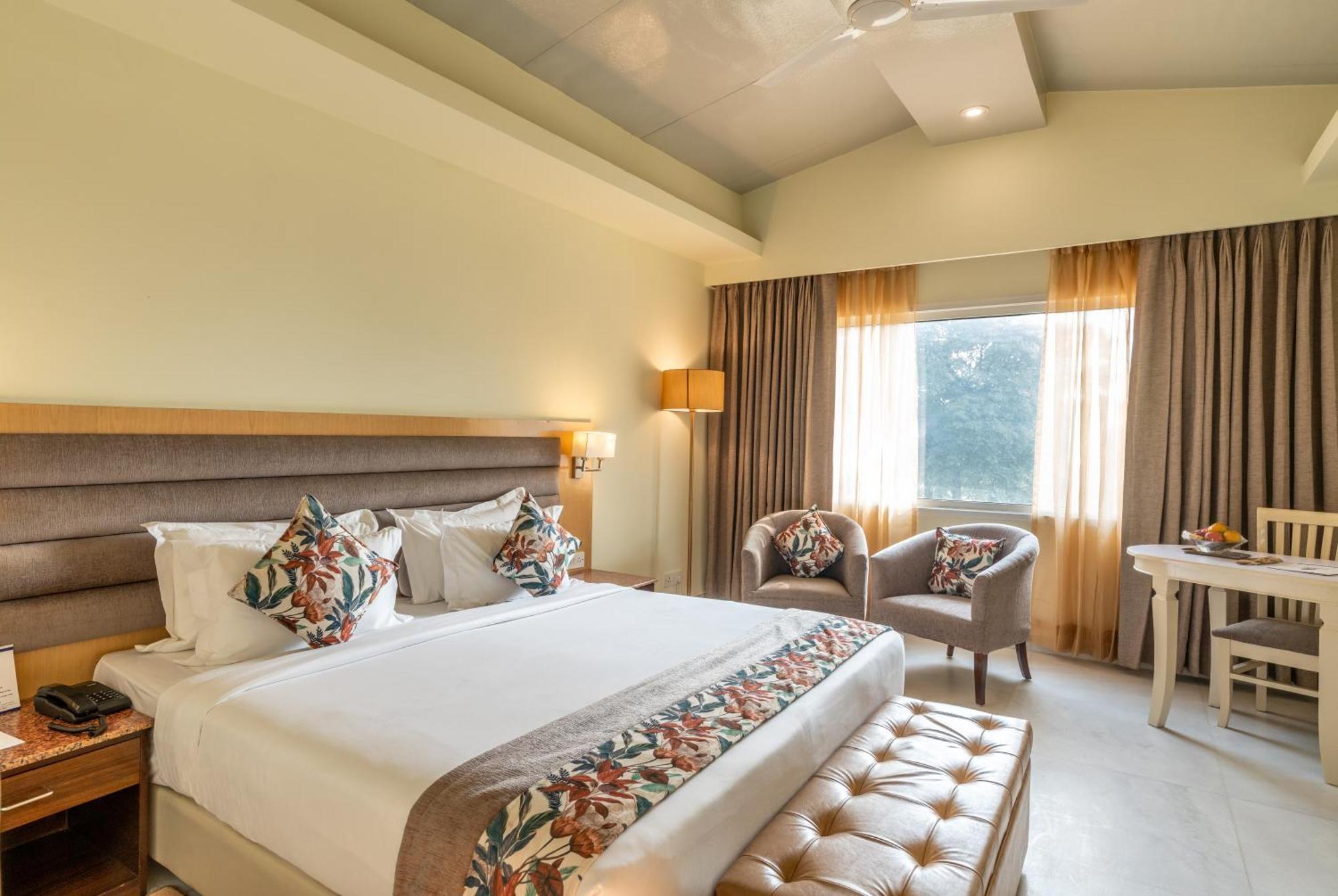 Best Western Resort Country Club Ґурґаон Екстер'єр фото