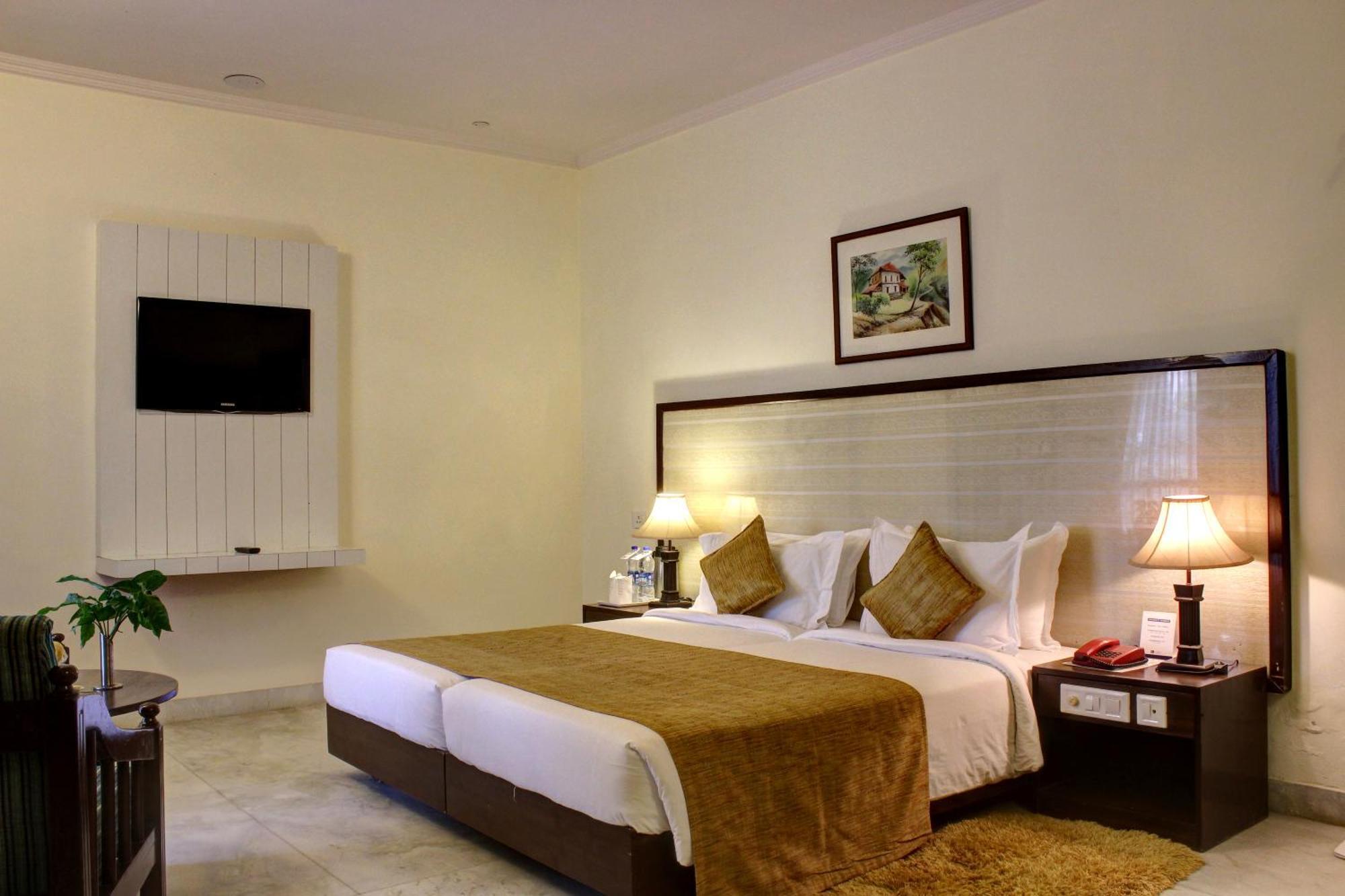 Best Western Resort Country Club Ґурґаон Екстер'єр фото