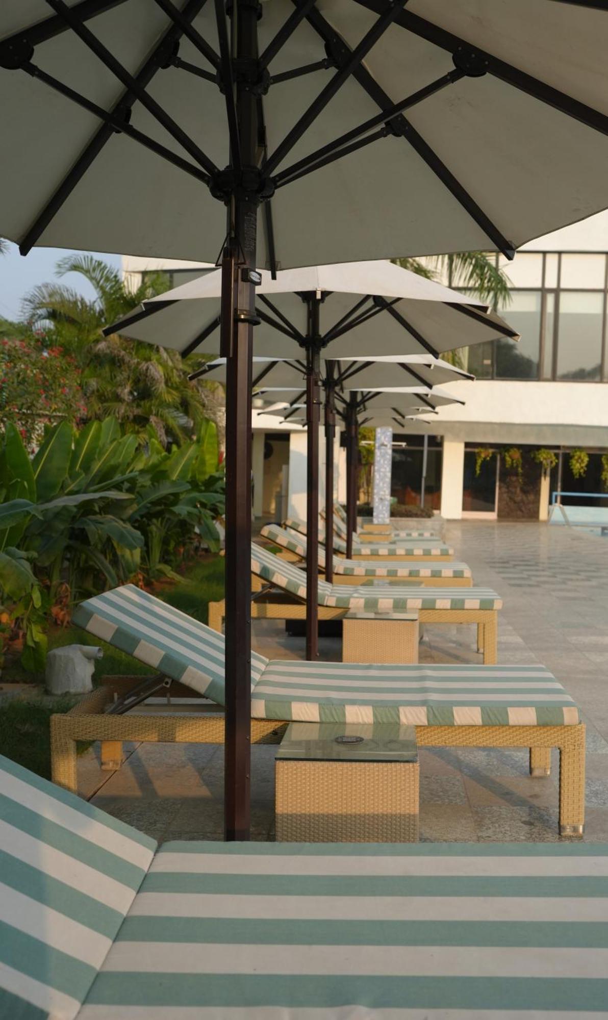 Best Western Resort Country Club Ґурґаон Екстер'єр фото