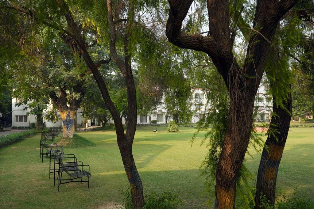 Best Western Resort Country Club Ґурґаон Екстер'єр фото