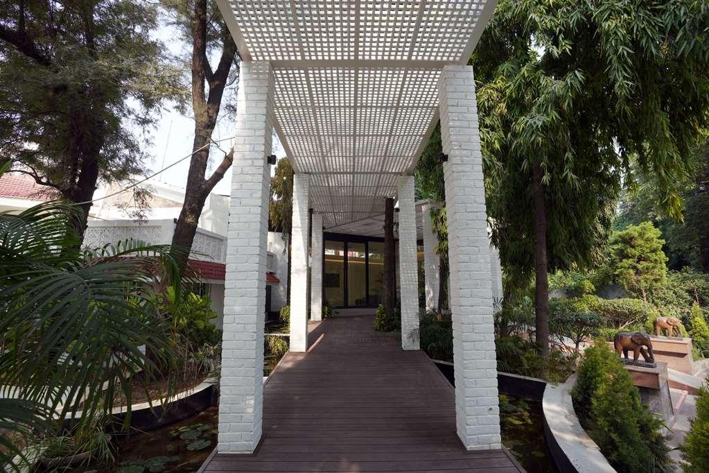 Best Western Resort Country Club Ґурґаон Екстер'єр фото