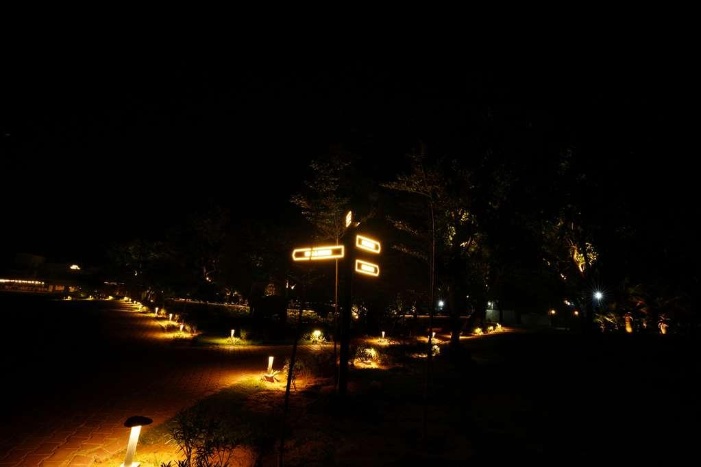 Best Western Resort Country Club Ґурґаон Екстер'єр фото