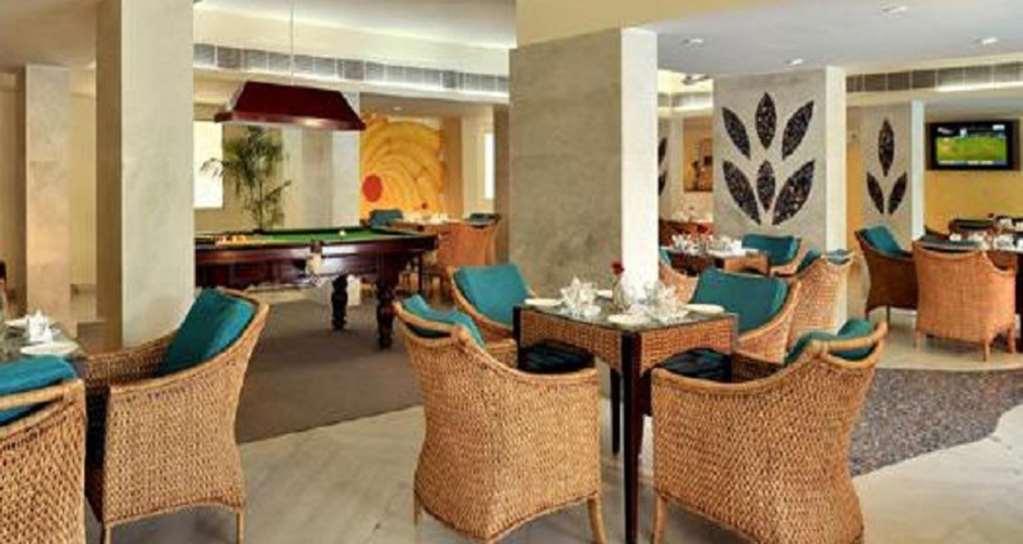 Best Western Resort Country Club Ґурґаон Ресторан фото