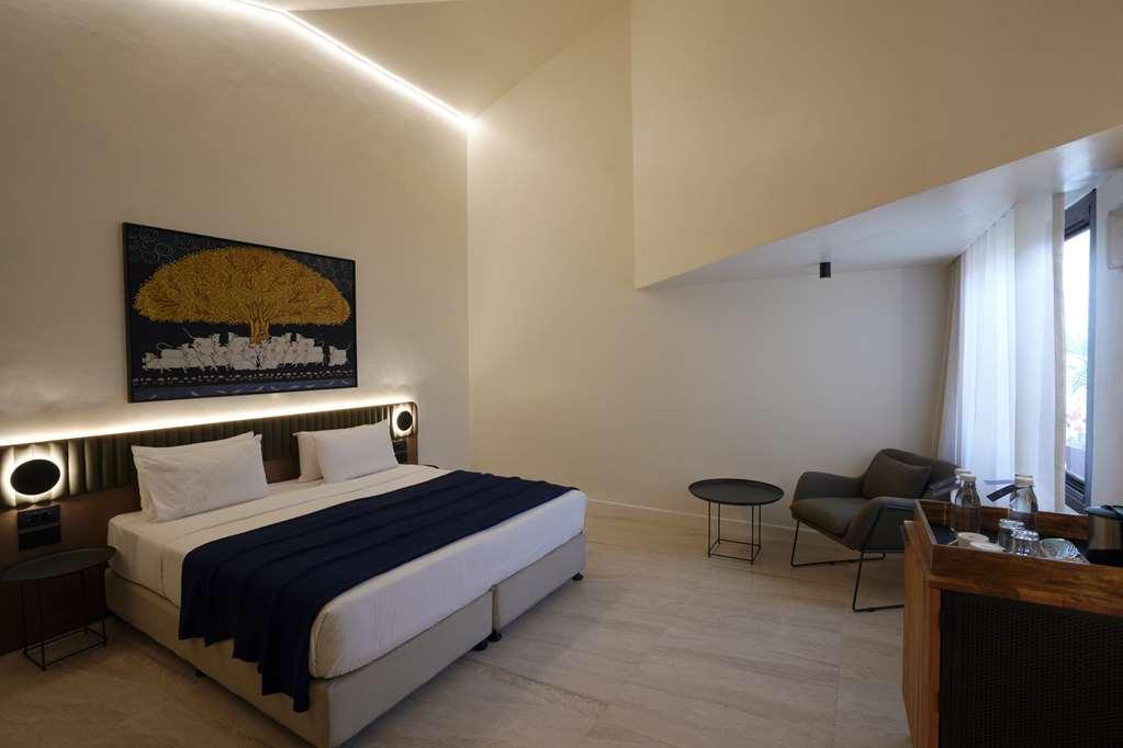 Best Western Resort Country Club Ґурґаон Номер фото
